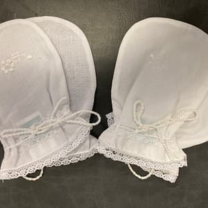 0100 White Assorted Embroidered Mittens